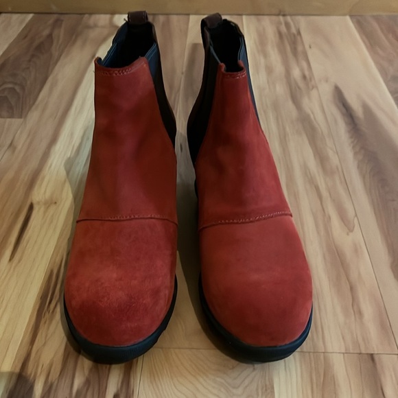 Size 7.5 red and brown sorel boots - Picture 4 of 4